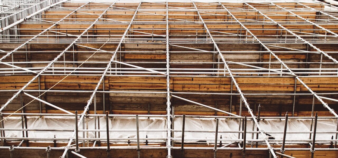 Zasady Bezpiecznego Korzystania z Rusztowań na Budowie Żelbetowej